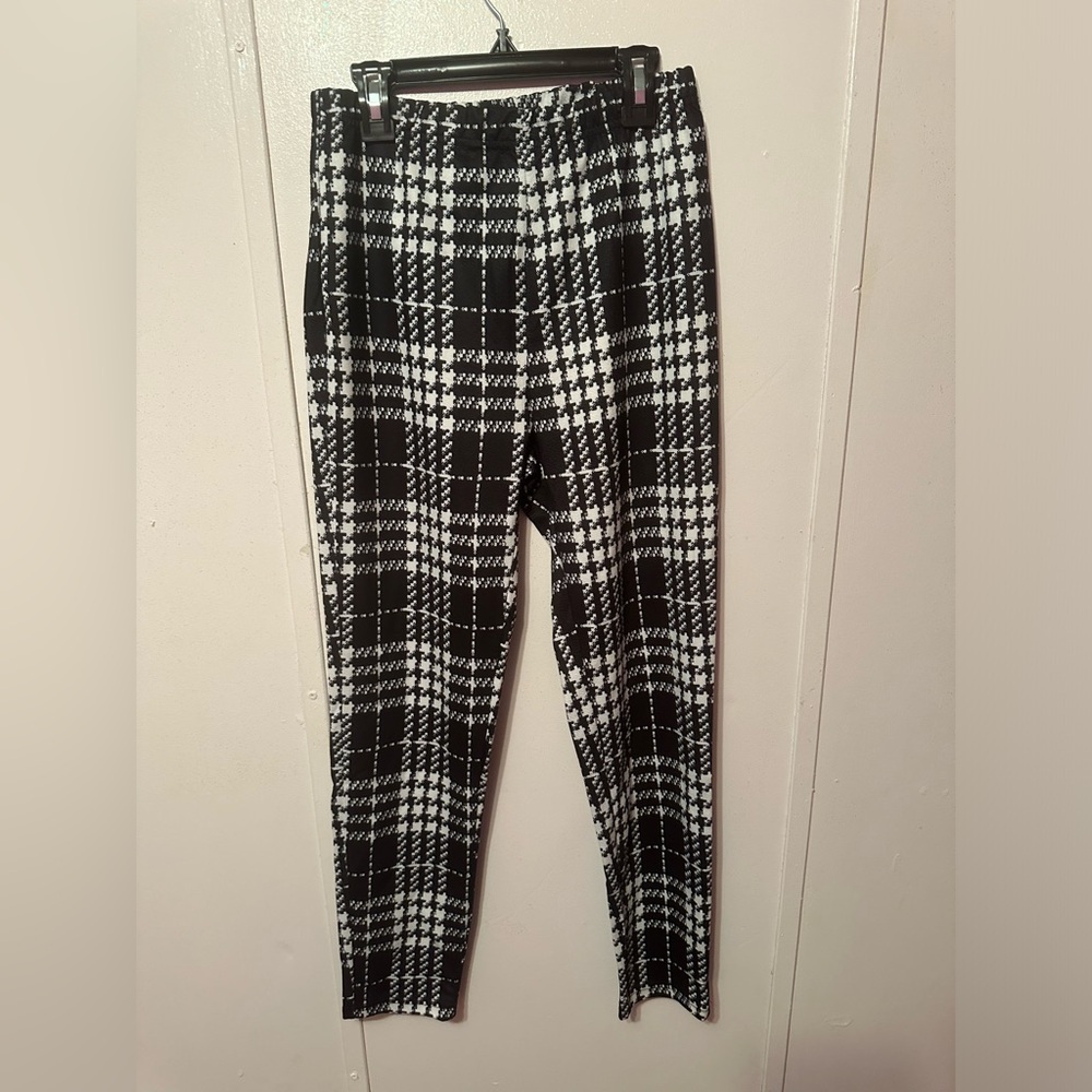 Black and white stretchy skinny legged pants. Size small